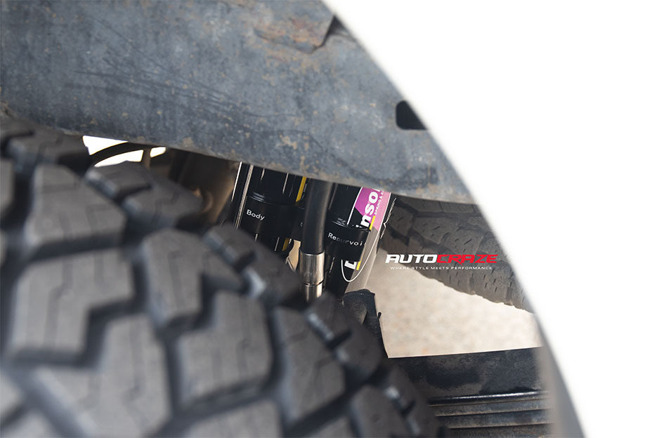 TOYOTA HILUX DIRTY LIFE DT1 SATIN GOLD BLACK LIP