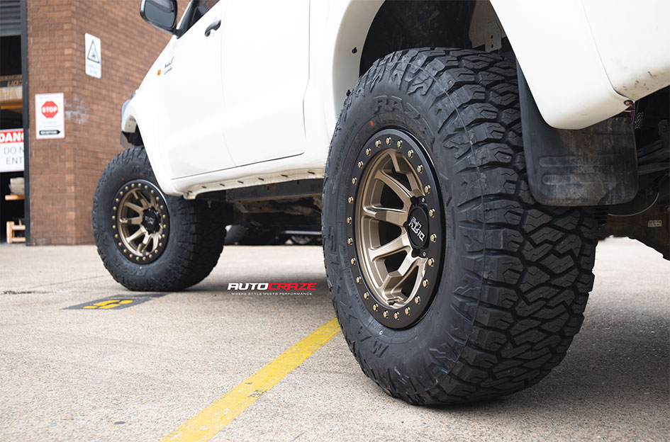 TOYOTA HILUX DIRTY LIFE DT1 SATIN GOLD BLACK LIP