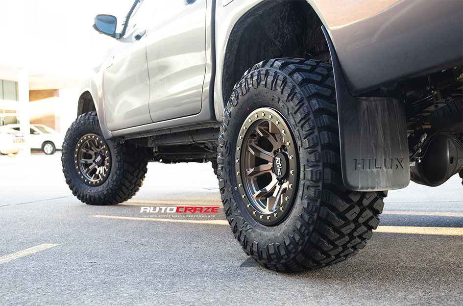 TOYOTA HILUX DIRTY LIFE DT1 SATIN GOLD BLACK LIP