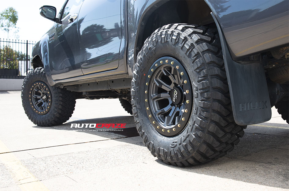 TOYOTA HILUX DIRTY LIFE DT1 SATIN GRAPHITE BLACK LIP
