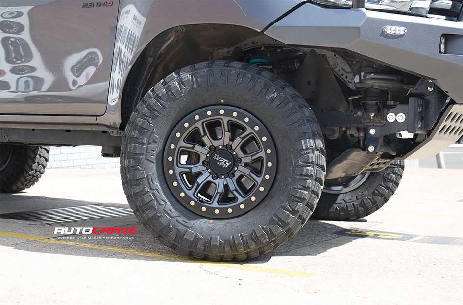 TOYOTA HILUX DIRTY LIFE DT1 SATIN GRAPHITE BLACK LIP