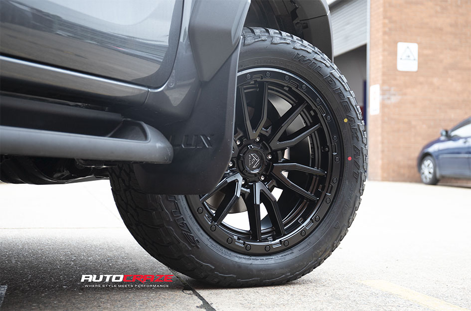 TOYOTA HILUX FUEL REBEL 6 MATTE BLACK 