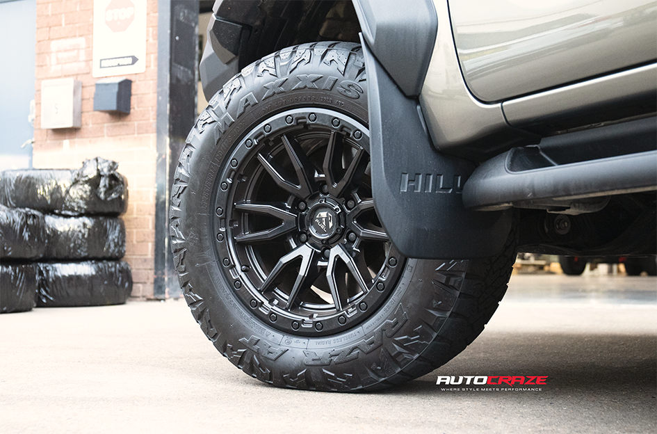 TOYOTA HILUX FUEL REBEL 6 MATTE BLACK 