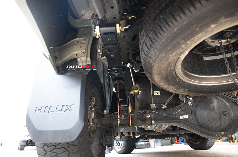 TOYOTA HILUX FUEL REBEL 6 MATTE BLACK 