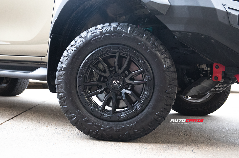 TOYOTA HILUX FUEL REBEL 6 MATTE BLACK 
