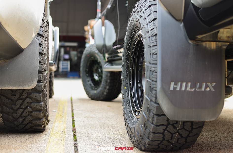 TOYOTA HILUX KMC ATTACK MATTE BLACK