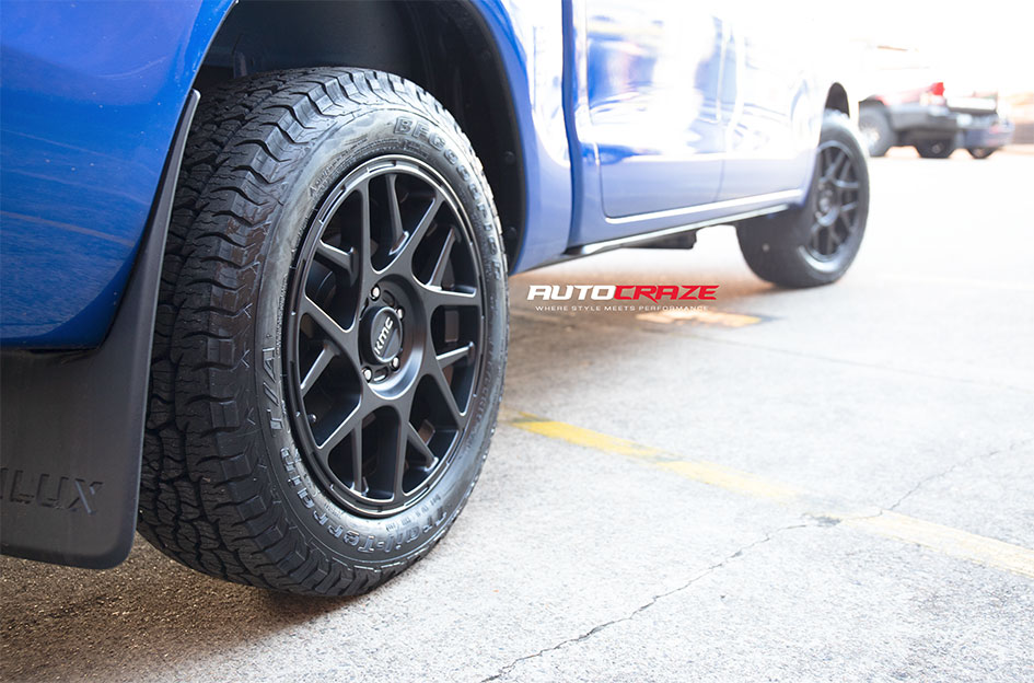 TOYOTA HILUX KMC BULLY KM708 SATIN BLACK