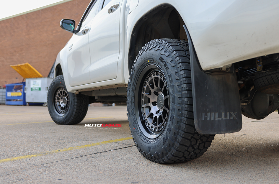 TOYOTA HILUX KMC CANYON SATIN BLACK W/ GRAY TINT