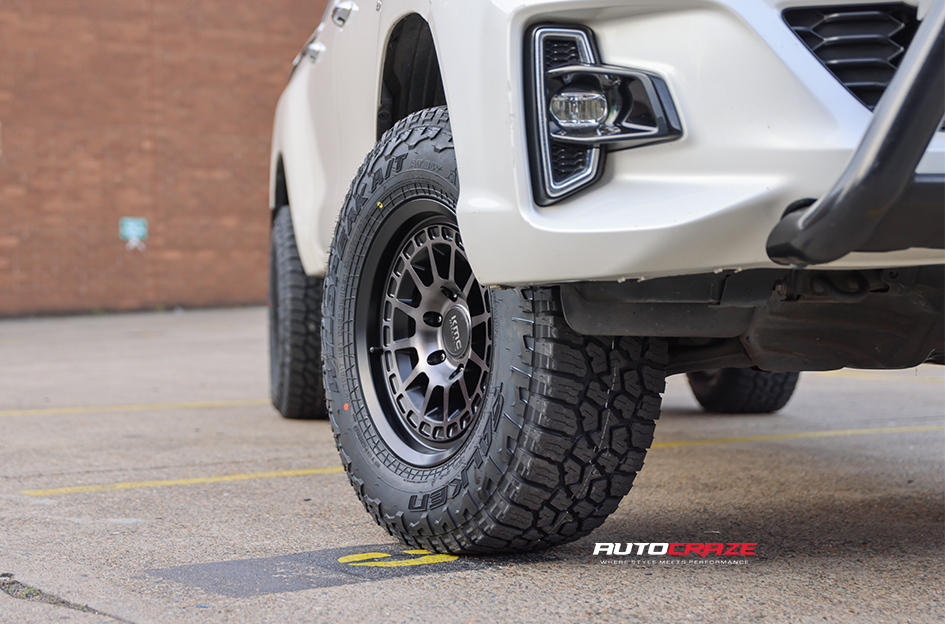 TOYOTA HILUX KMC CANYON SATIN BLACK W/ GRAY TINT