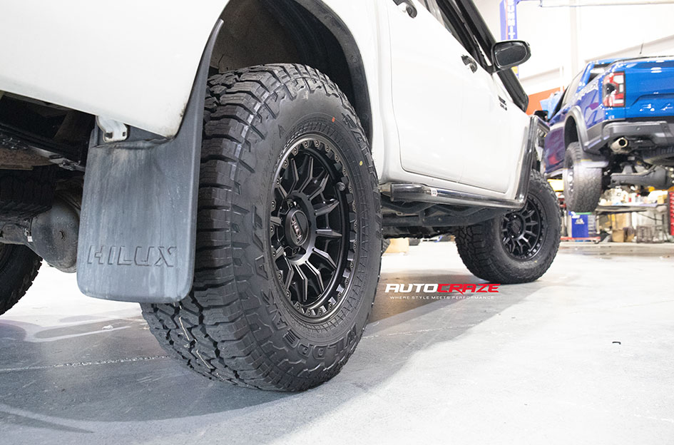 TOYOTA HILUX KMC CARNAGE SATIN BLACK W/ GRAY TINT
