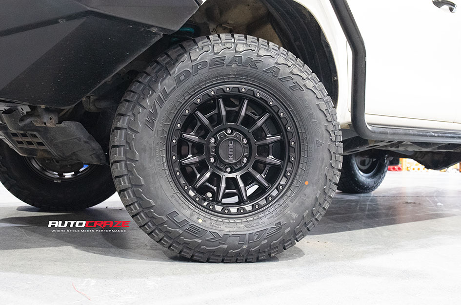 TOYOTA HILUX KMC CARNAGE SATIN BLACK W/ GRAY TINT