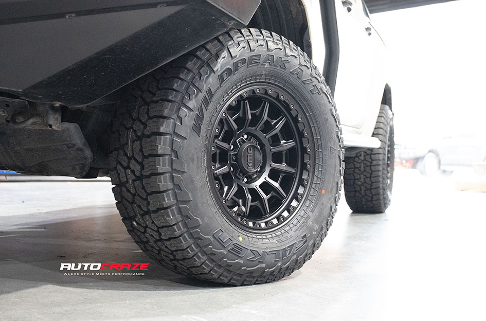 TOYOTA HILUX KMC CARNAGE SATIN BLACK W/ GRAY TINT