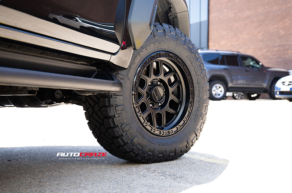 TOYOTA HILUX KMC MESA SATIN BLACK