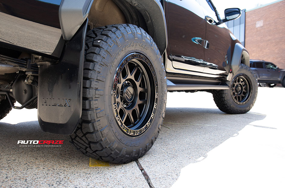 TOYOTA HILUX KMC MESA SATIN BLACK