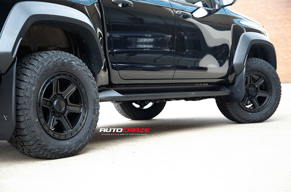 TOYOTA HILUX KMC OUTRUN MATTE BLACK