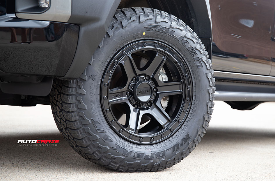 TOYOTA HILUX KMC OUTRUN MATTE BLACK