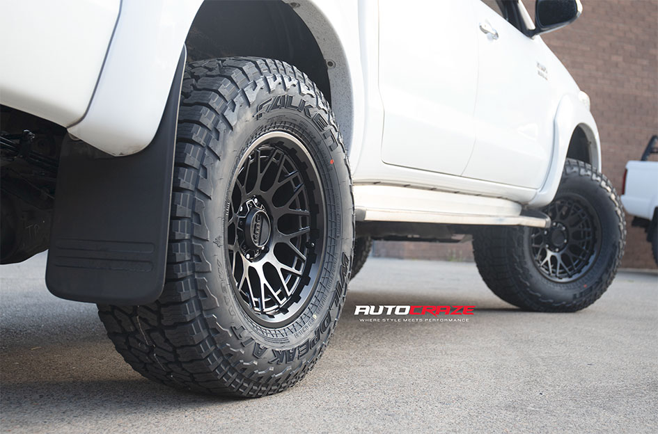 TOYOTA HILUX KMC TECHNIC SATIN BLACK
