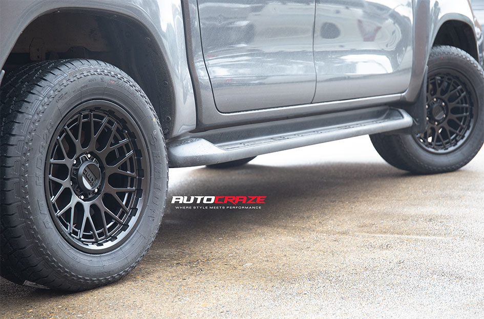TOYOTA HILUX KMC TECHNIC SATIN BLACK