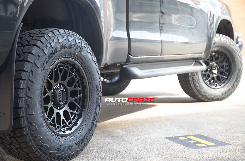 TOYOTA HILUX KMC TECHNIC SATIN BLACK
