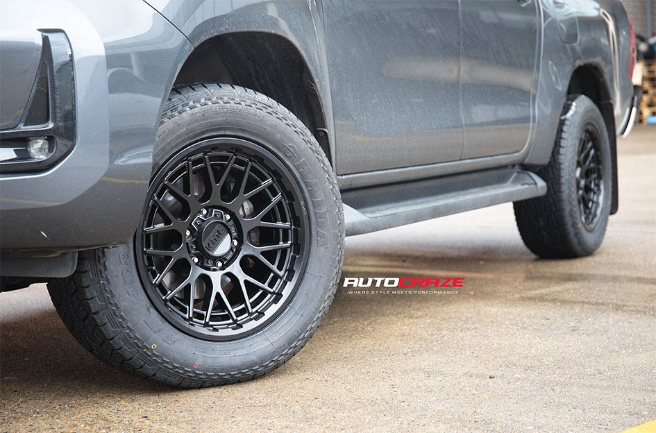 TOYOTA HILUX KMC TECHNIC SATIN BLACK