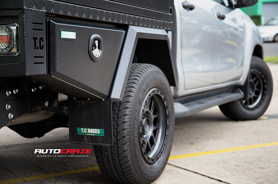TOYOTA HILUX KMC MESA SATIN BLACK W/ GRAY TINT
