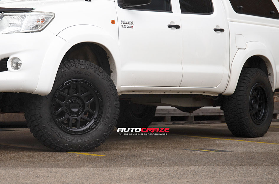 TOYOTA HILUX KMC KM544 MESA SATIN BLACK