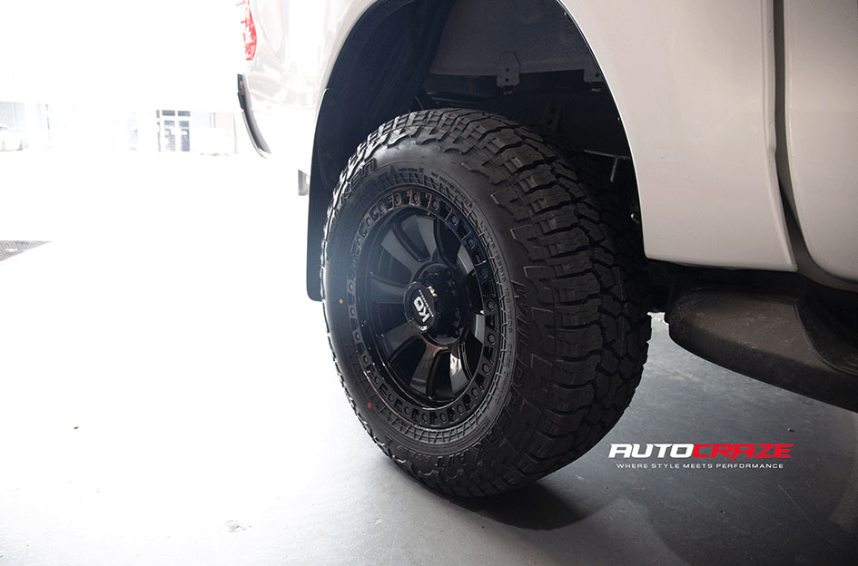 TOYOTA HILUX KING ARMOR GLOSS BLACK BLACK TINT