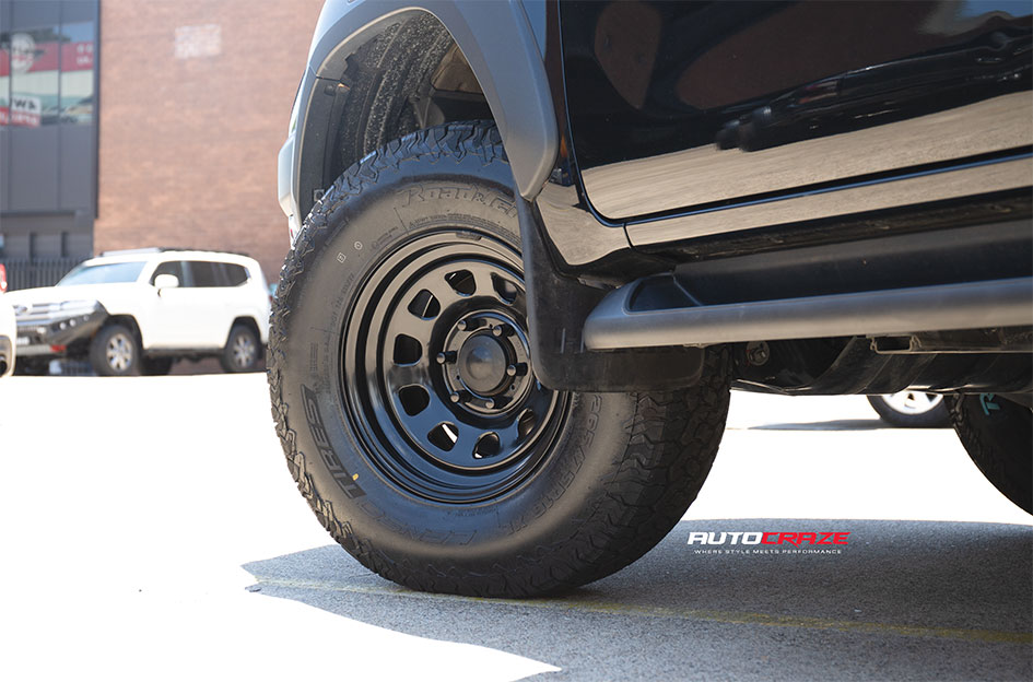 TOYOTA HILUX KING D-HOLE BLACK