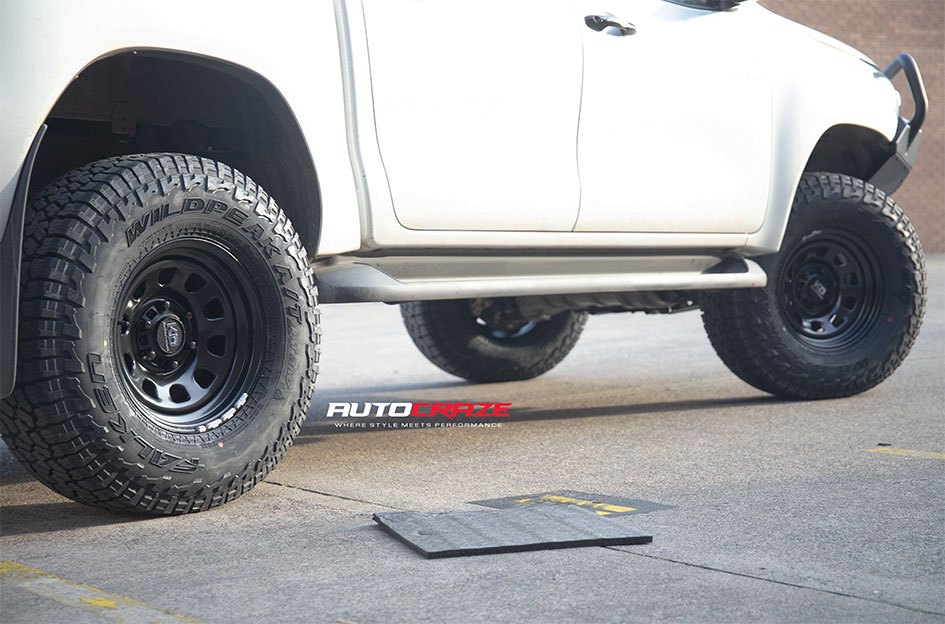 TOYOTA HILUX KING D-HOLE BLACK