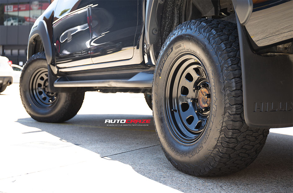 TOYOTA HILUX KING D-HOLE BLACK