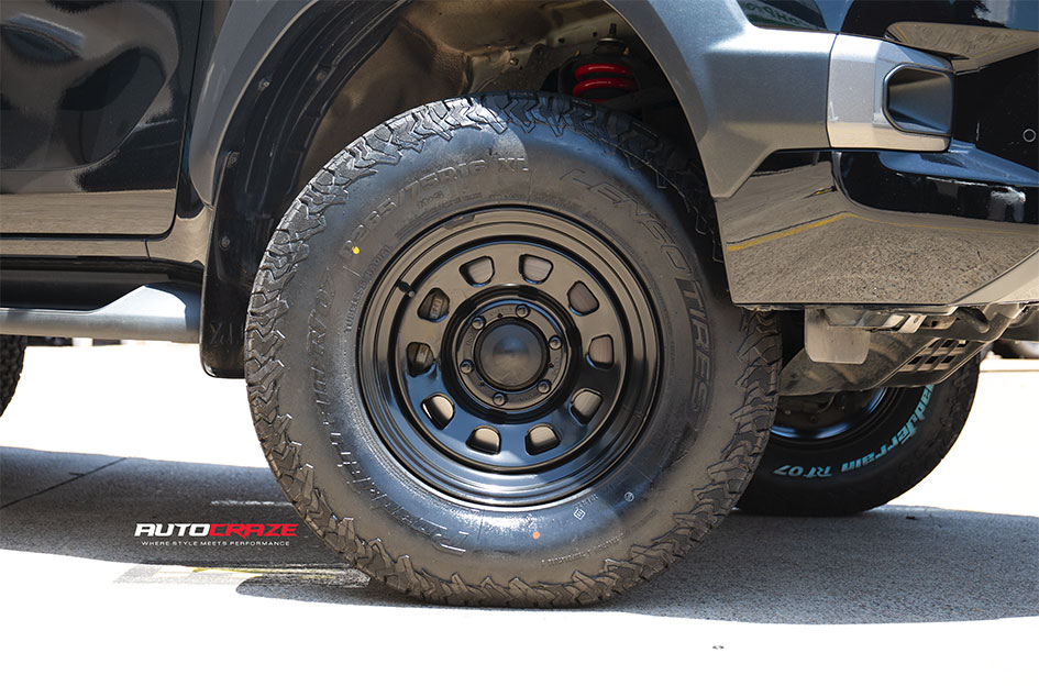 TOYOTA HILUX KING D-HOLE BLACK