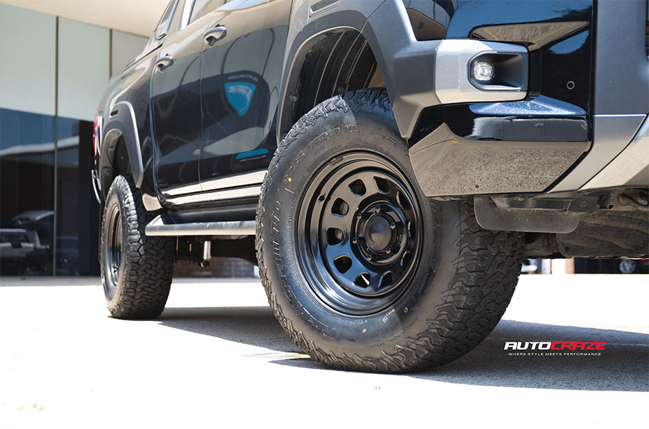 TOYOTA HILUX KING D-HOLE BLACK