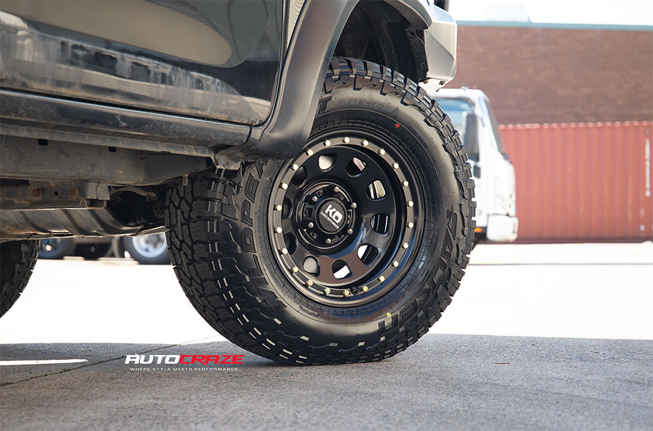TOYOTA HILUX KING D-LOCKER BLACK
