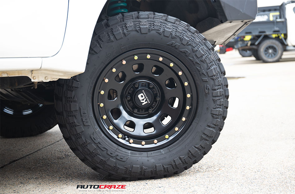 TOYOTA HILUX KING D-LOCKER BLACK