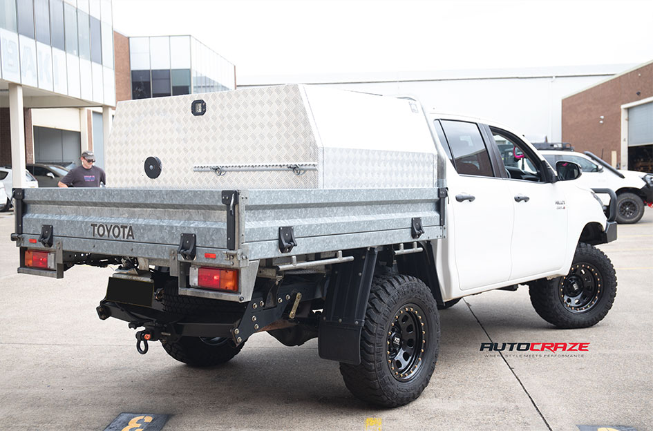 TOYOTA HILUX KING D-LOCKER BLACK