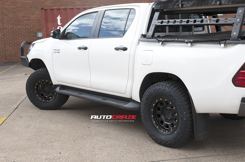 TOYOTA HILUX KING D-LOCKER BLACK