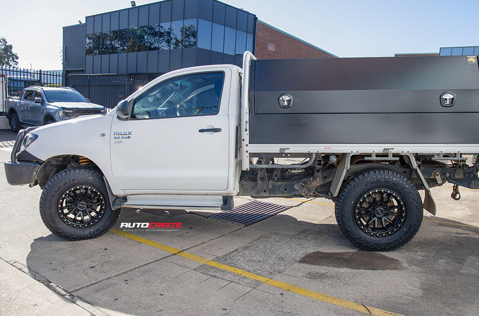 TOYOTA HILUX NOMAD N133 SATIN BLACK 