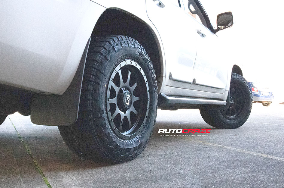 TOYOTA LANDCRUISER 200 SERIES KING HURRICANE SATIN BLACK