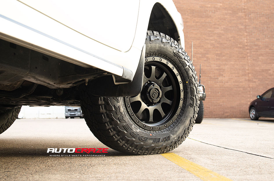 TOYOTA LANDCRUISER 200 SERIES KING HURRICANE SATIN BLACK