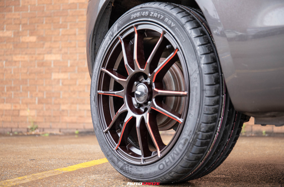 TOYOTA YARIS KING CIRCUIT SATIN BLACK MILLED RED