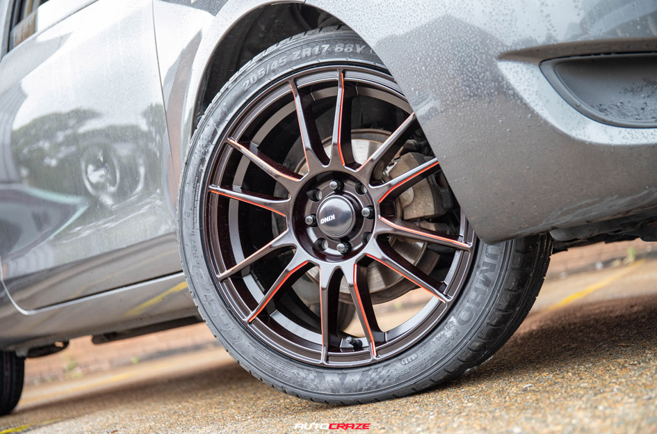 TOYOTA YARIS KING CIRCUIT SATIN BLACK MILLED RED