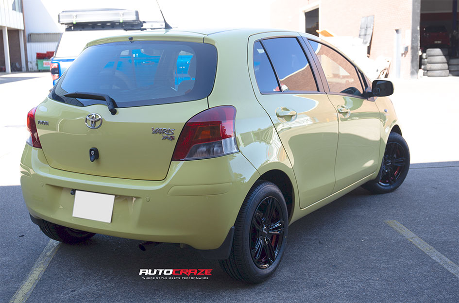 TOYOTA YARIS SPEEDY PIANO BLACK/RED UNDERCUT
