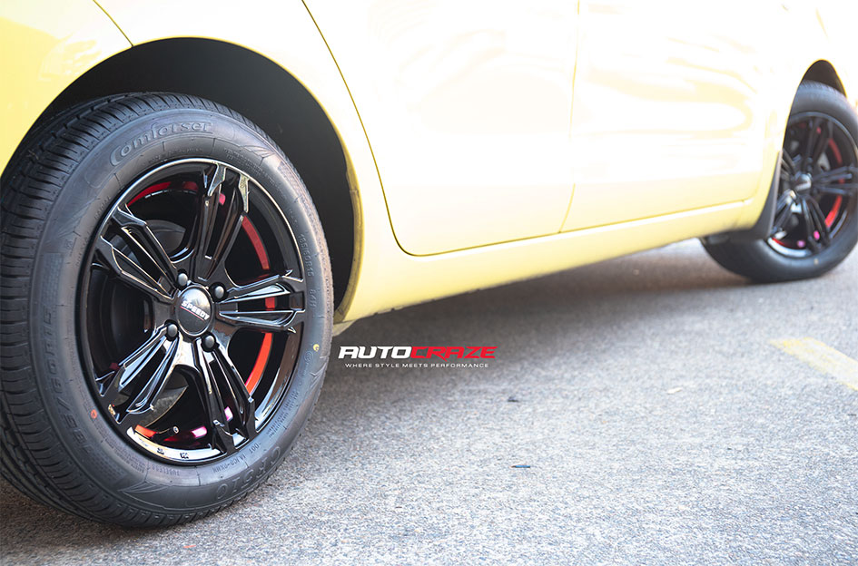 TOYOTA YARIS SPEEDY PIANO BLACK/RED UNDERCUT