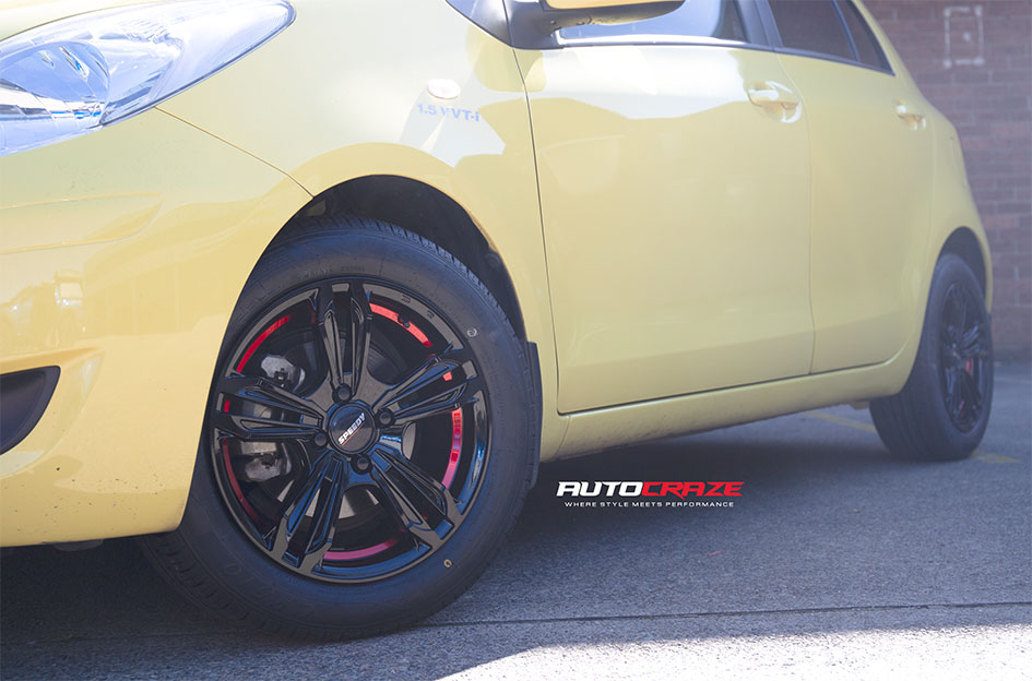 TOYOTA YARIS SPEEDY PIANO BLACK/RED UNDERCUT