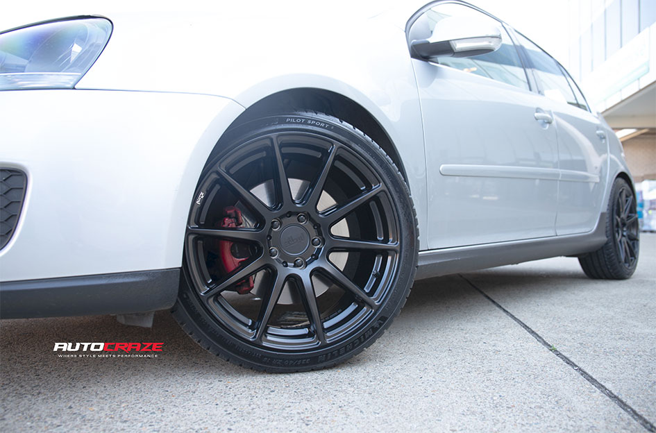 VOLKSWAGEN GOLF NICHE ESSEN SATIN BLACK