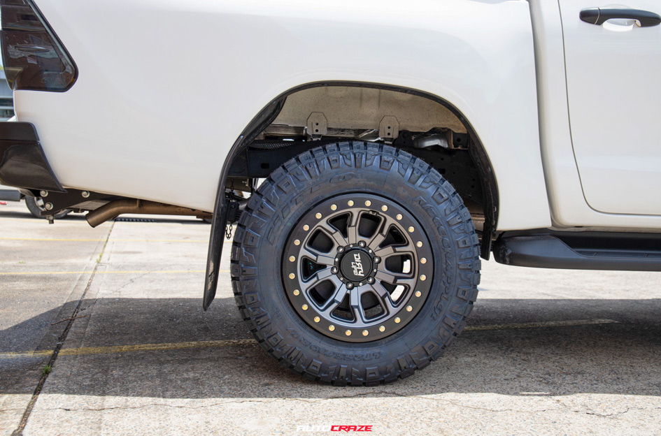 TOYOTA HILUX DIRTY LIFE DT-1 MATTE BLACK