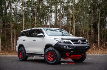 TOYOTA FORTUNER COVERT CANDY RED BLACK LIP