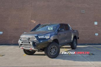 TOYOTA HILUX 4WD REBEL ANTHRACITE CENTER W BLACK LIP