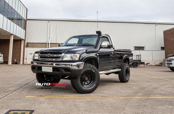 TOYOTA HILUX N70 4WD D HOLE BLACK