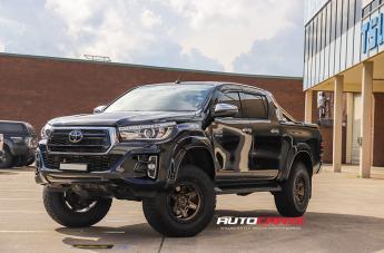 TOYOTA HILUX 4WD KICKER BRONZE CENTER BLACK LIP